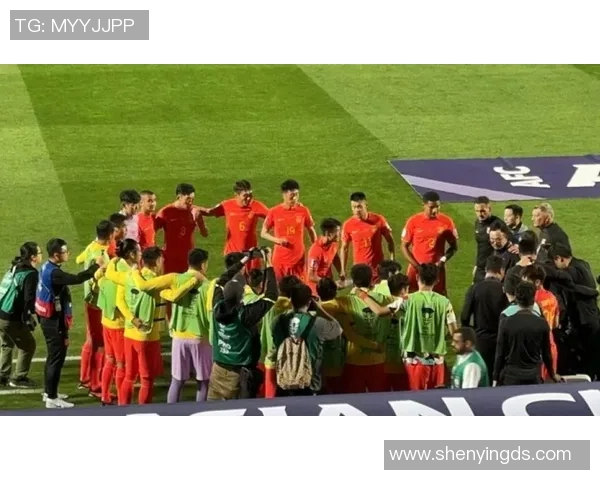 国足与香港比赛中的争议判罚引发热议球迷对裁判决定感到不满